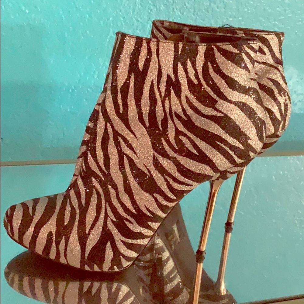 Qupid sz 8 women’s zebra heels